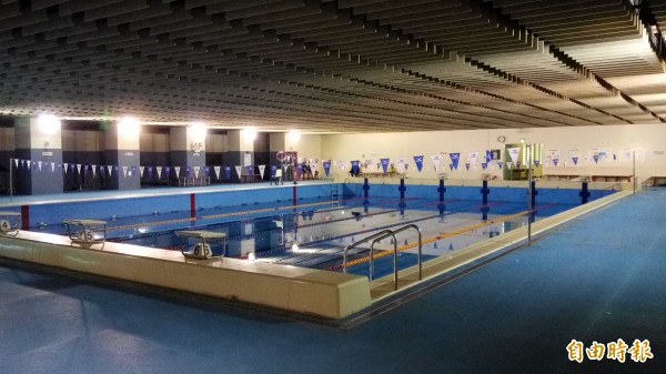 台北市立大學天母校區的詩欣館泳池，是校方為回饋居民而開放，卻時常封館。（記者黃建豪攝）