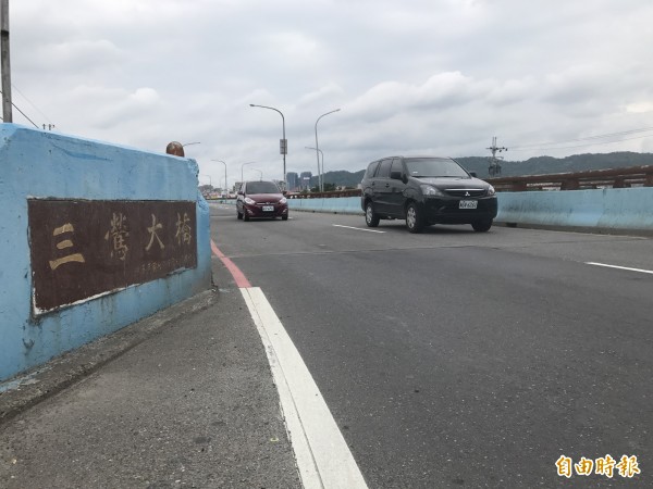 三鶯大橋將以邊拆舊橋、邊蓋新橋方式改建。(記者張安蕎攝)