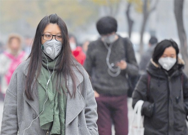 數十名南韓人士24日向法院呈交訴狀，要求中國和南韓政府補償霧霾帶來的精神損害，每人索償300萬韓元。（法新社）