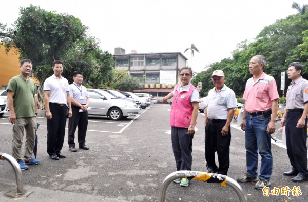 桃園市議員陳治文（右4）辦理大溪老街停車場會勘。（記者李容萍攝）