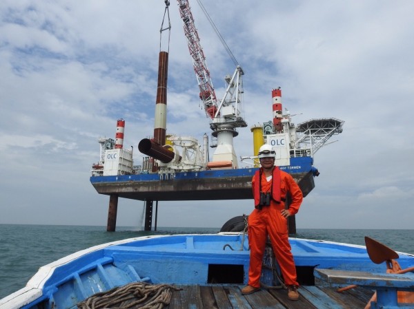上緯董事長蔡朝陽為了離岸風電，還考了三張執照才能登上工作船。（上緯投控提供）