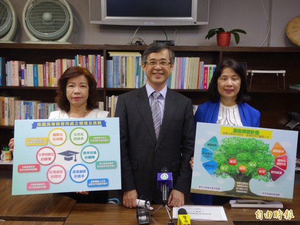 教育部次長姚立德(中)表示,明年度起將推動「高教深耕」計畫,經費規模1年至少超過118億元,而各校須依各自發展提計畫爭取補助,其中5成要用在教學上,改善大學資源分配問題。(記者吳柏軒攝)