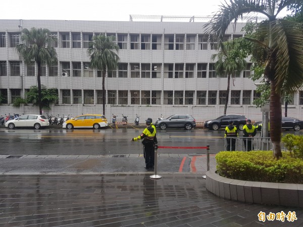 台北地檢署大門外無反馬、挺馬民眾。（記者謝君臨攝）