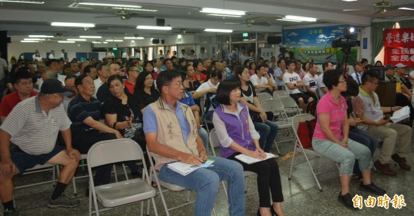 太平產業園區選地今天舉行公開抽籤，吸引80多家符合資格廠商到場抽籤。（記者陳建志攝）