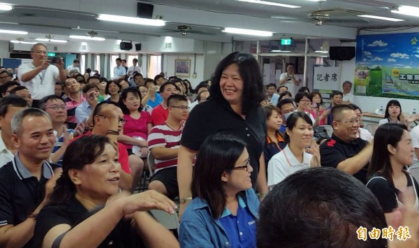 太平產業園區選地公開抽籤，其中開放合法工廠抽籤的4個坵塊最搶手，幸運中籤的廠商滿臉笑容。（記者陳建志攝）