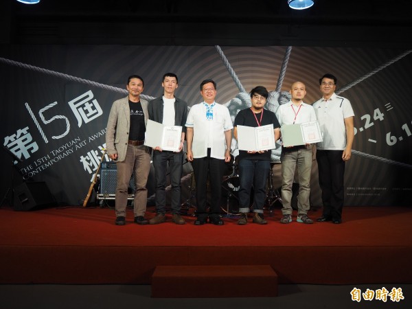 李杰恩(左2)、蔡濟安(右3)、顏振利(右2),3人作品獲得優選。(記者陳昀攝)