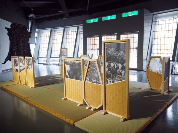 羅懿君的作品「熱帶蒐藏」,回溯台灣過去產業脈絡的農業發展,包含木業、茶業、香蕉、甘蔗及鳳梨產業等,也是對霸權年代的關注及批判。(記者陳昀攝)