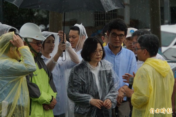 總統蔡英文冒雨視查雲林水災。(記者詹士弘攝)