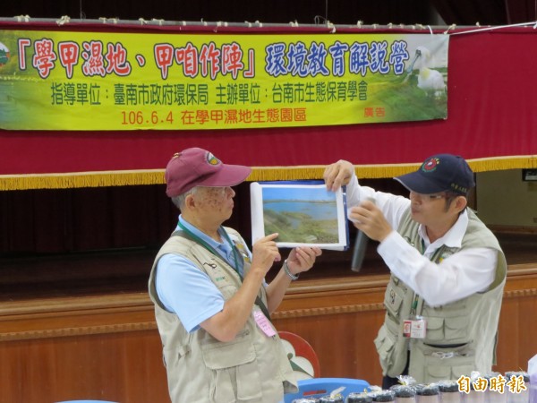 學會總幹事蔡振賢及副總幹事黃永豐分別介紹學甲濕地的形成以及地理生態環境,包括擁有國際級保育鳥類黑面琵鷺以及全台唯一發現的保育灰胸秧雞等。(記者王涵平攝) 學會總幹事蔡振賢及副總幹事黃永豐分別介紹學甲濕地的形成以及地理生態環境,包括擁有國際級保育鳥類黑面琵鷺以及全台唯一發現的保育灰胸秧雞等。(記者王涵平攝)