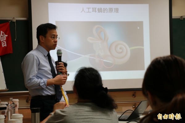 台中慈濟醫院耳鼻喉科主任吳弘斌表示，兩耳裝設人工耳蝸，更能協助聽障者走出靜寂世界。（記者歐素美攝）