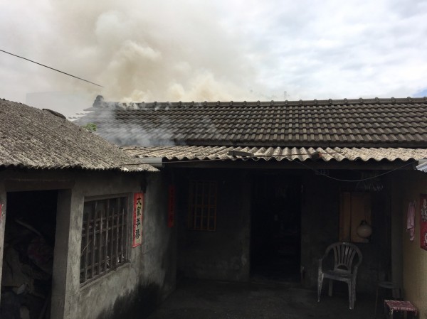 彰化縣芳苑鄉一處民宅發生火警意外。(記者陳冠備翻攝)