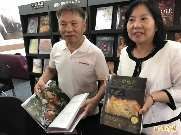 戴勝益(左)與高餐大校長林玥秀(右)一起推薦好書。(記者洪臣宏攝)