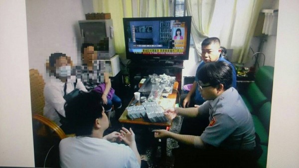 南市五分局警方及時阻止一名陳姓男子欲典當房地產投資香港賭博事業的詐騙案。（記者王俊忠翻攝）