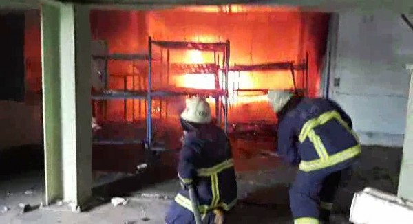 彰化一間保麗龍工廠上午發生大火，警消出動救援，將4名工人送醫急救。（記者顏宏駿翻攝）