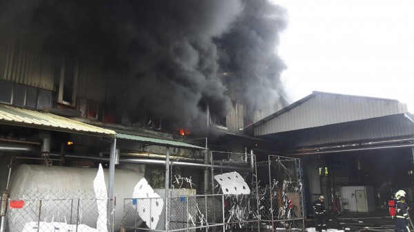 彰化保麗龍工廠大火，所幸火勢在半小時內撲滅，4名傷者送醫無大礙。（記者顏宏駿翻攝）
