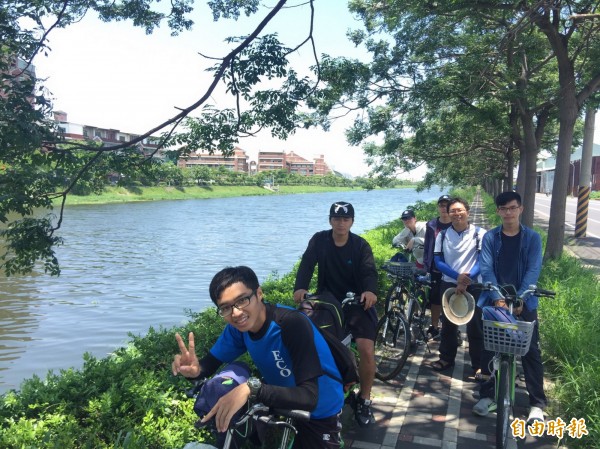 南大生態系畢業生騎單車走讀台江山海圳綠道。（記者蔡文居攝）