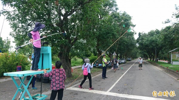 柳營區公所上午封閉太康綠隧,開放民眾採土檨仔,有人連升降梯都出動了。(記者楊金城攝)