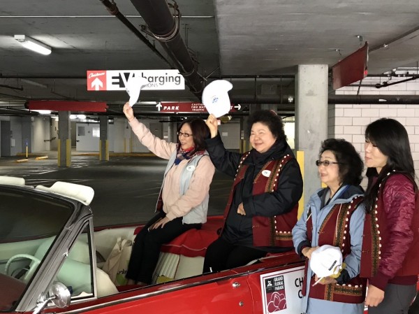 高雄市議長康裕成(左一)、市長陳菊(左二),參加波特蘭玫瑰節活動。(高市府提供)