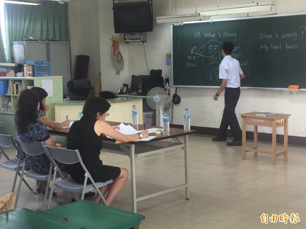 桃市國小及幼兒園教師聯合甄選,考生進行試教。(記者李容萍攝)