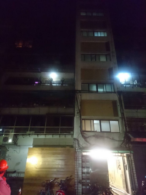 曹燕婷被燒死在公寓。（記者鄭景議翻攝）
