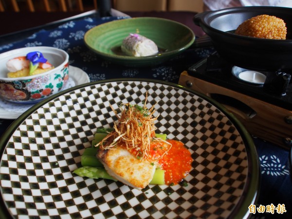 在飯店廚師的巧思下,以南迴小米與東海岸鮮魚做出一道道懷石料理。(記者王秀亭攝)