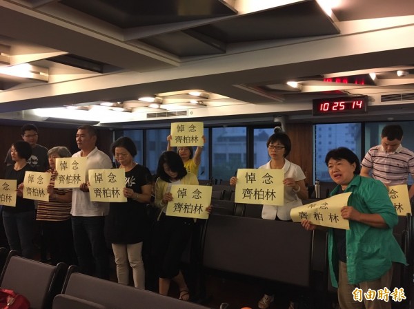 環團於環評現場悼念齊柏林,籲環署停止不當修法。(記者楊綿傑攝)