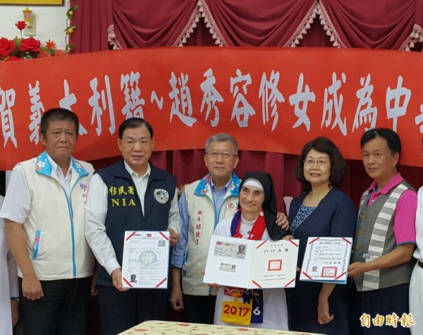 義大利籍修女趙秀容（右3）以殊勳歸化方式取得中華民國國籍，今天獲頒身分證。（記者蔡孟尚攝）