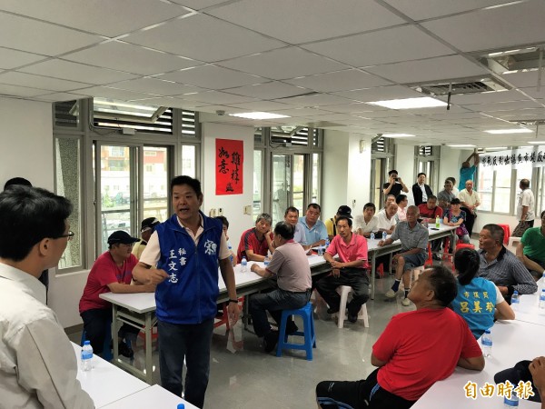 漁民與民代怒嗆官員。（記者林欣漢攝）