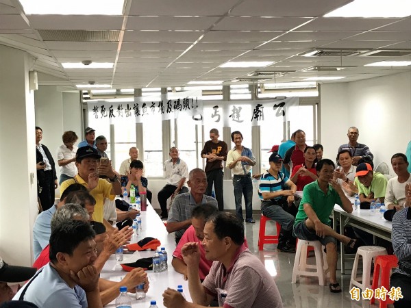 漁民在會議室掛白布條表達不滿。（記者林欣漢攝）