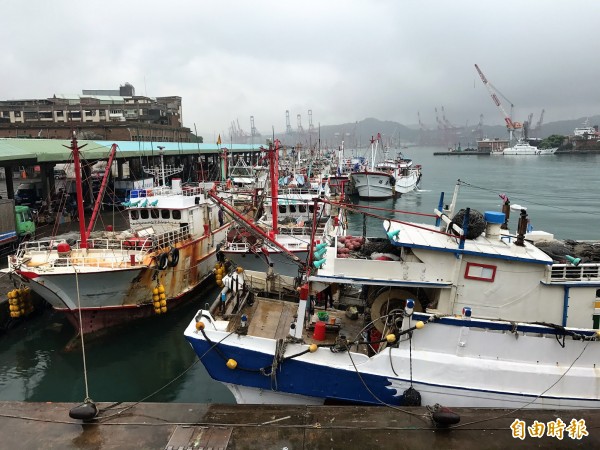 外傳正濱漁港將轉型休憩港，漁民不滿生計可能受影響而抗議。（記者林欣漢攝）