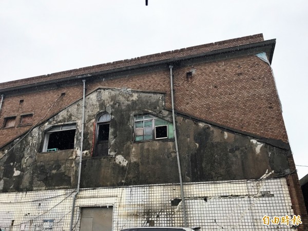 歷史建築漁會正濱大樓老舊破損嚴重。（記者林欣漢攝）