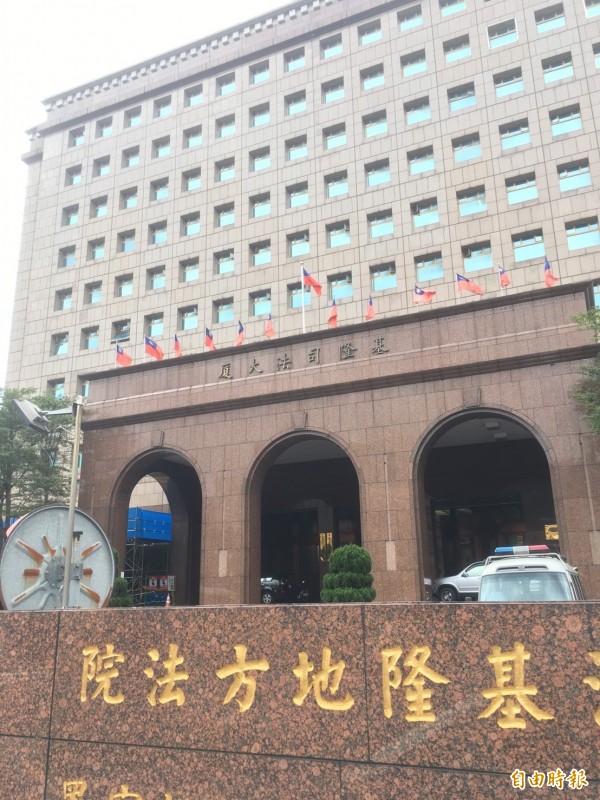 基隆市中正區公所前藍姓女雇員利用週轉金漏洞A走30萬馬上關懷金。基隆地院依違反貪污治罪條例判她10年徒刑。(記者林嘉東攝) 基隆市中正區公所前藍姓女雇員利用週轉金漏洞A走30萬馬上關懷金。基隆地院依違反貪污治罪條例判她10年徒刑。(記者林嘉東攝)