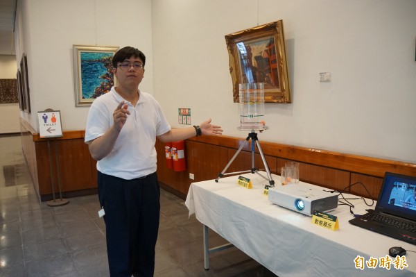 「自主防災社區」設有雨量桶,當降雨達警戒值,即可主動進行避難措施。(記者詹士弘攝) 「自主防災社區」設有雨量桶,當降雨達警戒值,即可主動進行避難措施。(記者詹士弘攝)