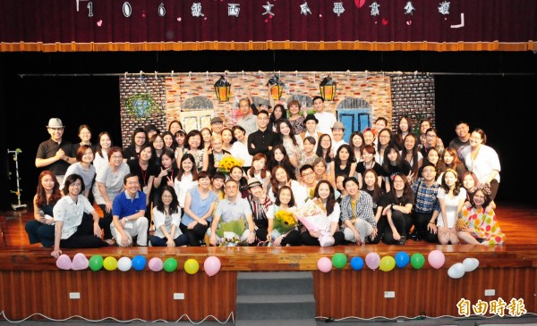 靜宜大學西文系畢業公演《愛恨公寓》,為大學生活劃下完美句點。(記者歐素美攝)