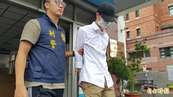 警方將彭男依法送辦。(記者陳文嬋攝)
