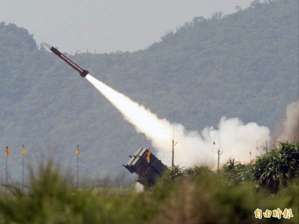 軍方今晨進行精準彈藥射擊操演,由愛國者二型飛彈,成功攔截模擬敵軍飛彈的天弓二型飛彈。圖為軍方過去進行愛國者二型飛彈實彈射擊畫面。(圖:本報資料照)。