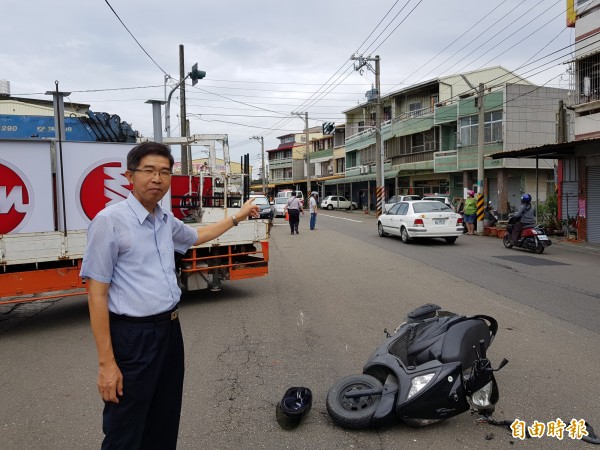 東山區聖賢里頂窩彎道再傳車禍,1名騎乘機車男子過彎後,與正從巷內倒車的大貨車擦撞,附近居民紛紛前往關切,因該地大小車禍頻傳,呼籲民眾行經該地注意減速,也建議相關單位加強交通設施。(記者王涵平攝)