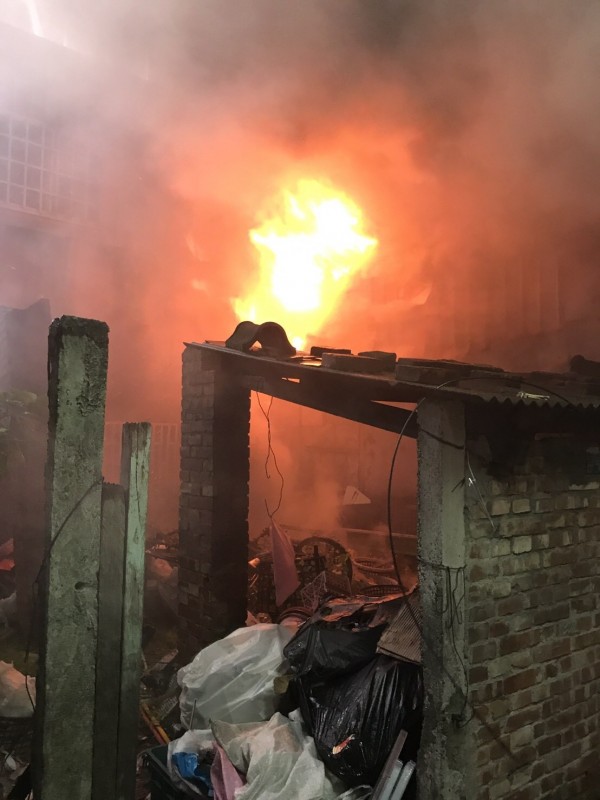 苗栗市中山路651巷內一間鐵皮加蓋平房,上午8點左右發生火警,因屋內堆置許多雜物,燃燒迅速,平房被大火吞噬。(記者彭健禮翻攝)