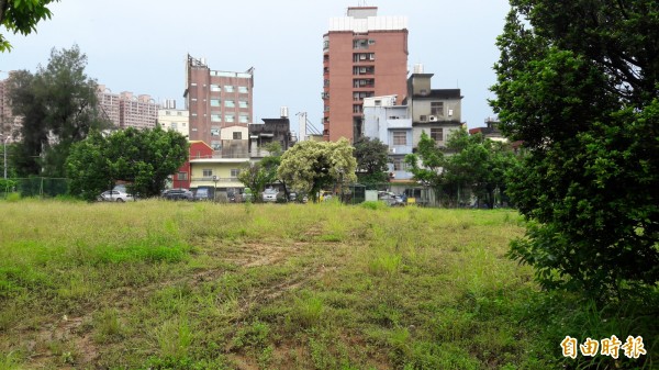 新竹市府啟動國有閒置土地活化計劃,將把金城新村的將軍村活化為停車場和公園綠地,市長林智堅與民代舉行動土典禮,近200個汽機車停車場預計今年110月下旬啟用。(記者洪美秀攝)