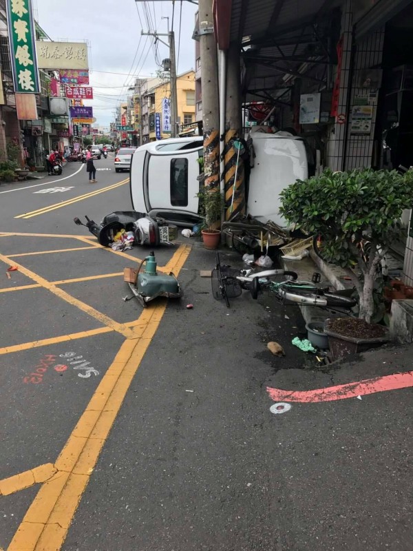 駕駛疑似撿飲料,失控,側翻,撞到電線桿才停下雜。(記者顏宏駿翻攝)