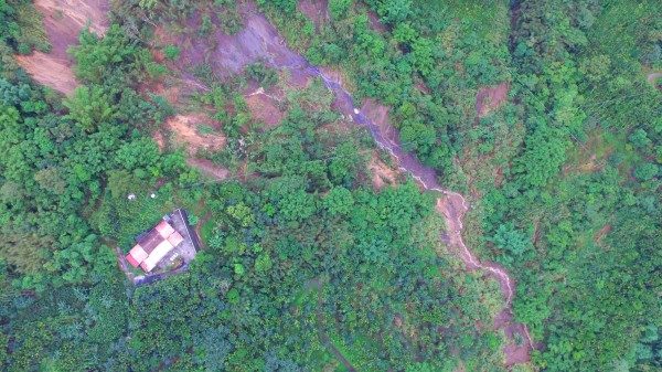 國姓鄉柑林村山區崩塌已直接危急該村10鄰民宅安全,居民緊急撤離。(圖:民眾李鴻祺提供)