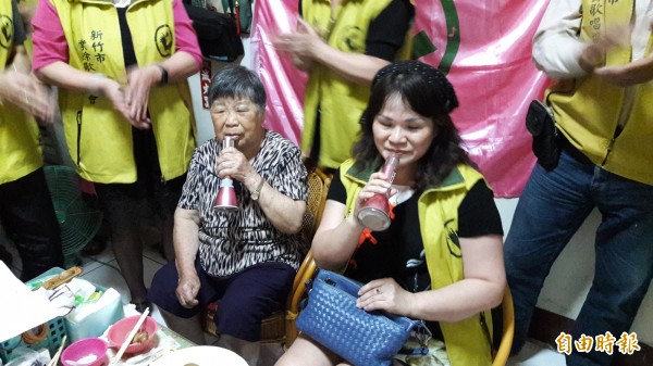 83歲獨居老奶奶想念炒米粉和肉圓的味道,新竹市華山基金會和業餘歌唱協會志工特地帶小吃跟劉奶奶共餐,還一起唱歌,感受有人陪伴的溫馨。(記者洪美秀攝)