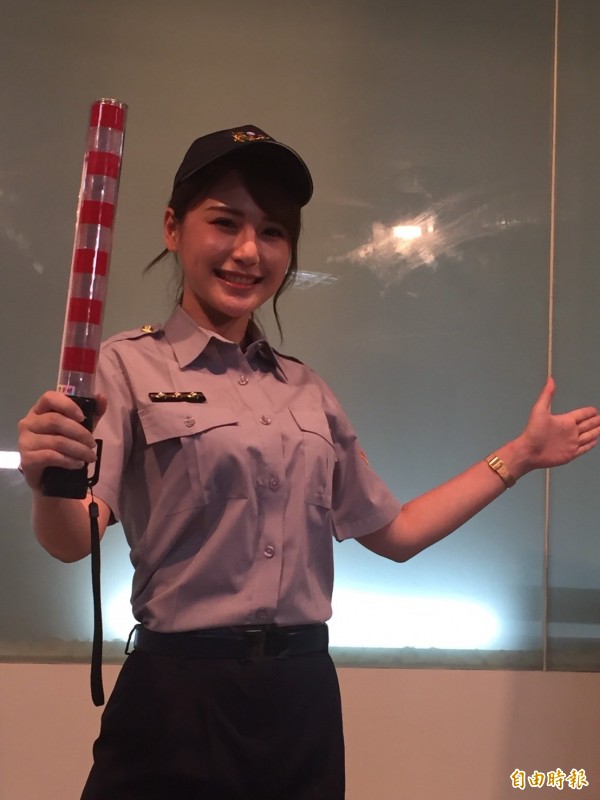 新北市警局開拍防治酒駕宣導短片,找來正妹女模陳樂樂擔綱演出(記者吳岳修攝)