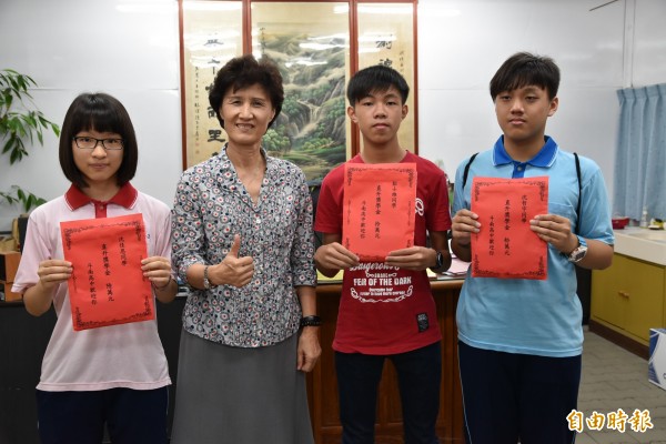 斗南高中校長游淑英今天頒發獎學金給直升學校的3位優秀學生。(記者黃淑莉攝)