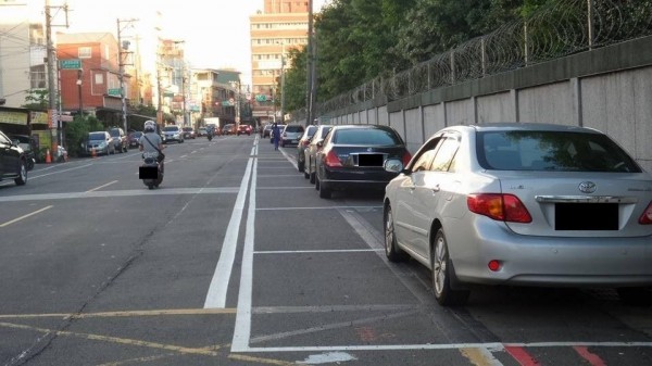 桃園市平鎮區龍德路、龍福路出現「加長型」停車格。(翻攝自臉書爆怨公社)