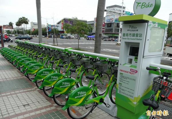 T-Bike台南市議會站等新站點已建置完成。(記者蔡文居攝)