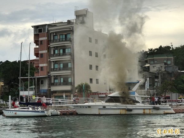 寶賀輪不明原因冒煙。(記者黃旭磊攝)