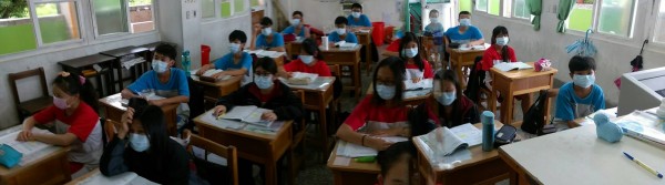 台中工業區傳來刺激異味,安和國中學生紛紛戴上口罩防護。(記者蔡淑媛翻攝)