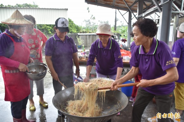 阿嬤們以在地食材入菜料理。(記者蘇福男攝)