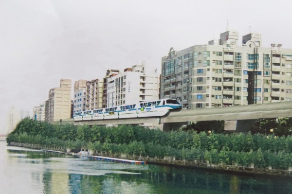 高架單軌捷運系統示意圖。(記者蔡文居翻攝)